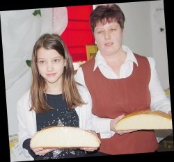 DL: Mama in hči pečeta kruh