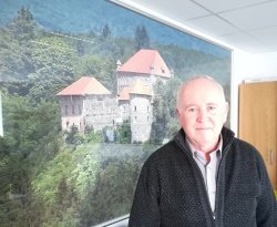 Mirnski župan Dušan Skerbiš ima sliko gradu na eni od sten svoje pisarne.