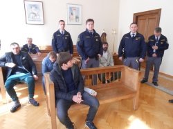 Moldavce so na sodišče pripeljali iz pripora. Med njimi sta bila  nekdanji policist (v svetli jakni z brado) in državni reprezentant v  judu (v drugi vrsti drugi z leve). (Foto: J. A.)