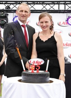 Aleš in Jasna Lašič ob torti za 25. jubilej Vulkanizerstva Lašič