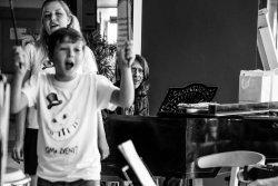 FOTO: V Novem mestu prva kreativna poletna glasbena šola Komu zveni