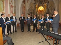 Koncert v eni od trifarških cerkva je popestril tudi moški pevski zbor Kolpa. (Foto: M. B. J.)