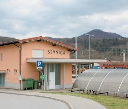 Najnovejše preurejanje v Sevnici sega tudi k železniški postaji, katere stavba je na fotografiji. (Foto: M. L.)