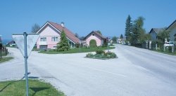Cesta s križiščem (na fotografiji) na Črešnjicah pri Cerkljah je med tistimi v Sloveniji, ki jim za zdaj še manjka ključna značilnost – varnost. (Foto: M. L.)