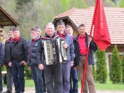 Pevci pojejo ob spremljavi harmonikarja Branka Sladiča. (Foto: M. B. J.)