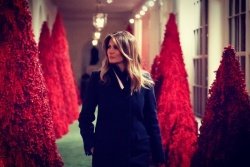 Lani božič v Beli hiši v rdečem ...
