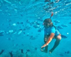 Kljub nesreči je Rebeki uspelo narediti podvodno fotografijo hčerke Šajane, obkrožene z ribicami Indijskega oceana.