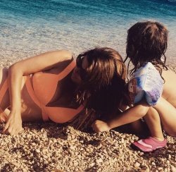 Jasna Kuljaj rada odvrže kopalke, vendar pa se je to začasno končalo, saj se raje ukvarja s hčerko kot z iskanjem samotnih plaž. (foto: osebni arhiv)