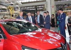 Premier Marjan Šarec si je prvi izmed gostov temeljito ogledal tudi notranjost in motor novega Renaultovega vozila.