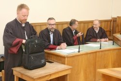 Kosca sta na sodišče prišla "oborožena" s kar štirimi odvetniki. (Foto: B. B.)
