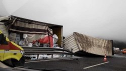 Vaše fotke&video: Kaos na dolenjki, tovornjak prebil sredinsko ograjo in pristal na boku