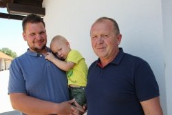 Na fotografiji so tri generacije Turkovih moških: začetnik zelenjadarske  pridelave na kmetiji oče Andrej, mladi prevzemnik kmetije Aleš in  njegov sin Andrej Martin.