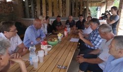 Minister Simon Zajc je prisluhnil kmetom, kakih posebnih zagotovil pa jim ni dal.