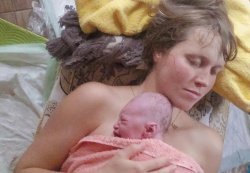 Mamica in Svetin takoj po rojstvu (Foto: osebni arhiv)