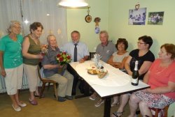 Slavljenec, 90-letni Jože Saje (tretji z leve) z ženo Mihelco (na  njegovi levi), s katero sta te dni praznovala diamantno poroko, se je  zelo razveselil obiska predstavnikov šentjernejske občine in društev,  katerih član je.