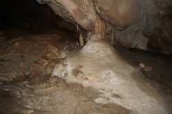 Pogled, verjetno prvi po 74 letih, v jamski prostor v jami pod Macesnovo gorico, kjer so umirali ranjenci. (foto: Bojan Vovk)