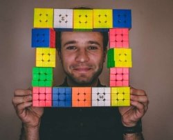 Nik Škrlec je bil vse do letos rekorder v pomnjenju decimalk števila π, zdaj napada svetovni rekord v reševanju rubikove kocke. (Instragram)
