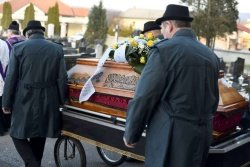 Za Slovence je še vedno najbolj tipičen pokop s krsto. Vse bolj pa se uveljavlja žarni pokop ali raztros pepela. (foto: STA)