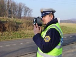 Zdaj policisti, v prihodnje redarji? Ti pooblastila za merjenje hitrosti imajo, a radar morajo belokranjske občine še kupiti ... (foto: arhiv)