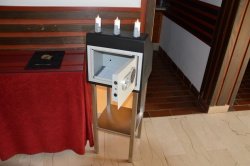 Sožalnica ima vgrajen sef za zbiranje sožalnih voščilnic na pogrebih