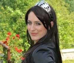 Sandra Kapušin je v letih 2011 in 2012 nosila krono kraljice metliške  črnine. Takrat je žirijo prepričala s svojim nastopom in poznavanjem  kulinarike, saj je bila sommelierka prve stopnje.