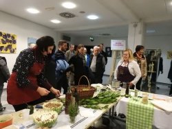 Črnomaljska ''Zelišča v kulinariki'' na Praznovanju jeseni; na voljo knjižica receptov