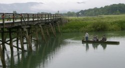 Ponazoritev Resslovega preizkušanja ladijskega vijaka na reki Krki, ko je tu še stal lesen most.