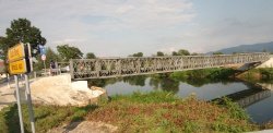 Čez reko Krko v Mršeči vasi že nekaj let vodi začasni pontonski most. Bo oba bregova kmalu povezoval nov jeklen most?