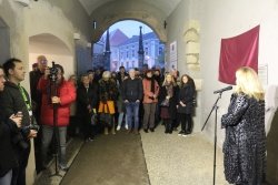 Podobi Ive in Franja Stiplovška pozdravljata obiskovalce mesta, gradu in muzeja
