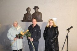 Podobi Ive in Franja Stiplovška pozdravljata obiskovalce mesta, gradu in muzeja