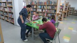 Učenci OŠPP okrasili Mladinski oddelek Knjižnice Brežice