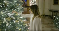 VIDEO: Melania z novo božično dekoracijo Bele hiše