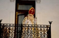 ​Miklavž se je prikazal na balkonu Majzljeve gostilne