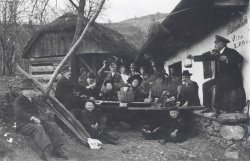 Novomeščani ob obisku vinotoča pod vejo na Trški gori (foto: arhiv Dolenjskega muzeja)