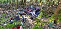 Takšne prizore z odvrženimi odpadki ilegalnih migrantov je mogoče videti  v gozdovih ob slovensko-hrvaški meji. (Iz arhiva Komunale Črnomelj)