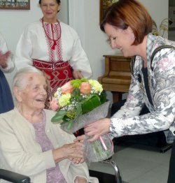 Štefaniji je voščila pomočnica direktorice Sonja Jurečič.