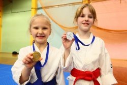 FOTO: 25 medalj za radeške karateiste v Postojni