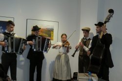 Predstavitev so popestrili mladi godci Folklorne skupine Dragatuš, med  katerimi je tudi violinistka Ana Kolbezen, daljna sorodnica Otonove  mame. (Foto: M. B. J.)