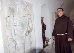 P. Tomaž Hočevar ob enem od nagrobnikov v cerkvi, ki pripadajo dobrotnikom samostana.