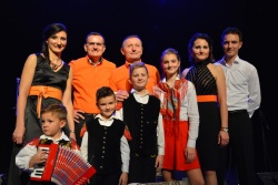 Devetčlanska družinska zasedba na jubilejnem nastopu v Šentjerneju (foto: E. Turk)