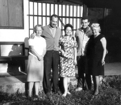 Eden redkih družinskih posnetkov iz Drče; od leve mama Vera, Jurij,  Bosiljka, Jurijev brat Luka in ena od tet iz številnega maminega  sorodstva