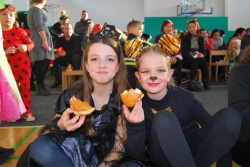 FOTO: Dvorske Miki miške ponovno razveselile suhokranjske otroke