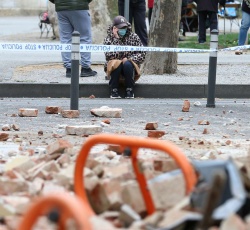 FOTO: Potres v Zagrebu - za življenje otroka se še borijo; nove fotografije razdejanja