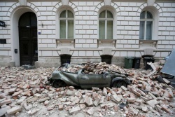 FOTO: Potres v Zagrebu - za življenje otroka se še borijo; nove fotografije razdejanja