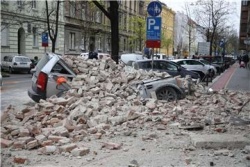 FOTO: Posledice potresa v Zagrebu; umrl 15-letnik; več ljudi naj bi bilo v ruševinah ene hiše