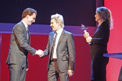 Ethan Hawke podeljuje kipec Shooting Star Juretu Henigmanu za vlogo v Izletu na Berlinalu 2013.