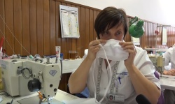 VIDEO: Maska iz domače izdelave - bolje kot nič. Kako jo sešiti?