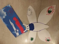 Moj 9-letnik je od učiteljice dobil nalogo izdelati metulja upanja.  Ustvaril ga je za bolnico, kjer zdravijo ljudi s koronavirusom. (twitter)