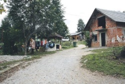 DL: Bodo Romi plačali komunalni prispevek v Žabjaku?