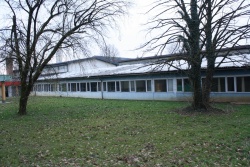 Stari del šole, ki je zaprt.